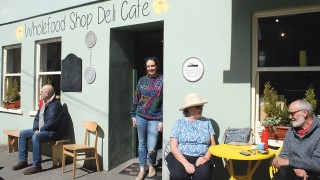 Béal Blásta exterior with people sitting at tables