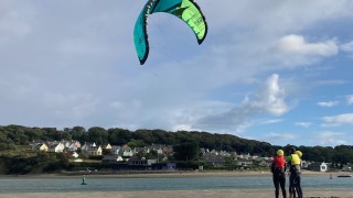 A kitesurfing lesson on Courtmacsherry beach